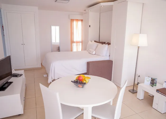 Sunset Bay Club מלון דירות 4*