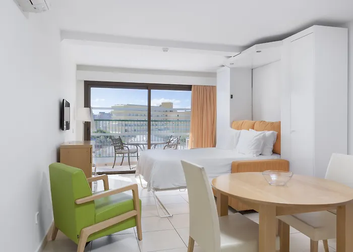Sunset Bay Club מלון דירות
